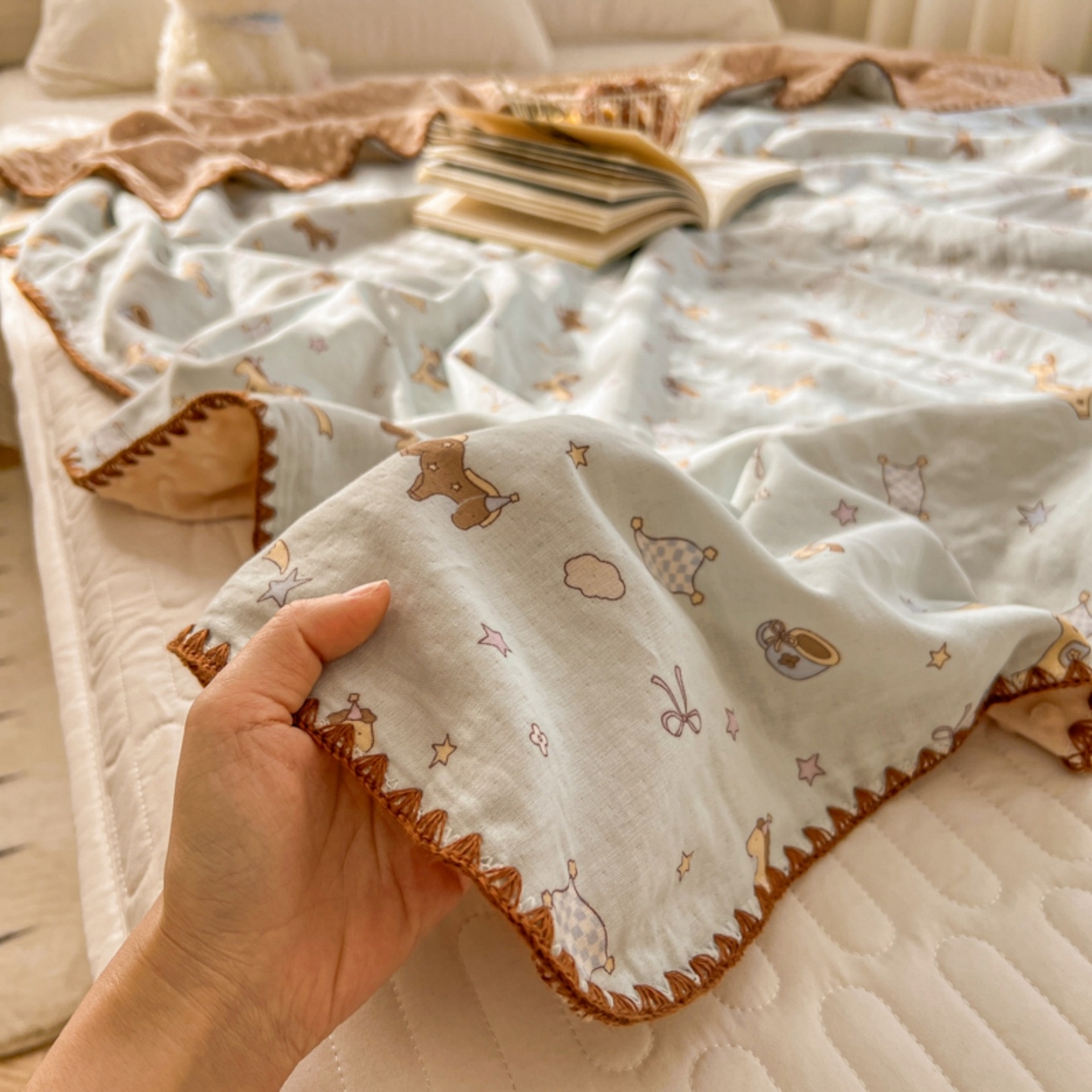 91家纺网 家纺一手货源 找家纺 十里居 2026春夏新款A类母婴级全棉纯棉双层纱多功能豆豆盖毯毛毯毯子 咖啡小马