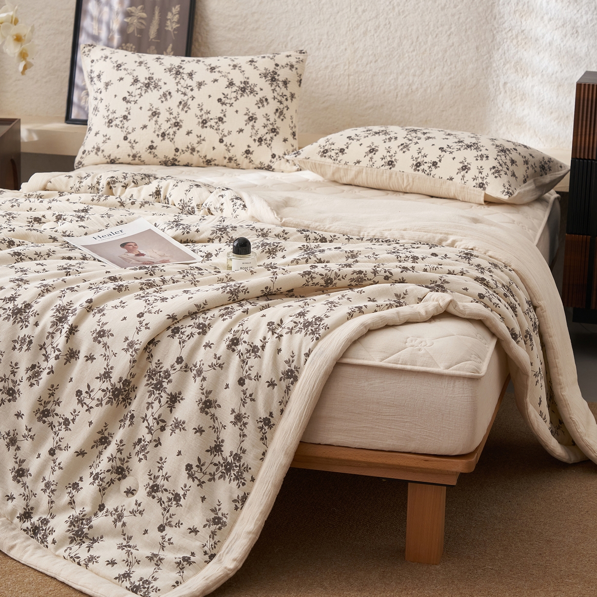 91家纺网 家纺一手货源 找家纺 吾秀家居 2026新款棉麻系列-棉麻印花棉花夏被 花间觅影