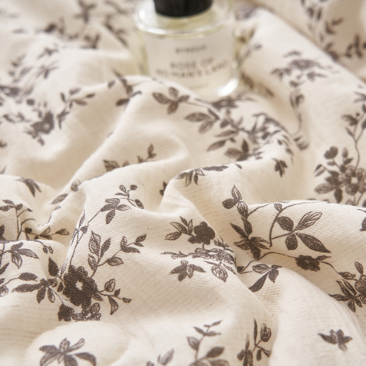 91家纺网 家纺一手货源 找家纺 吾秀家居 2026新款棉麻系列-棉麻印花棉花夏被 花间觅影