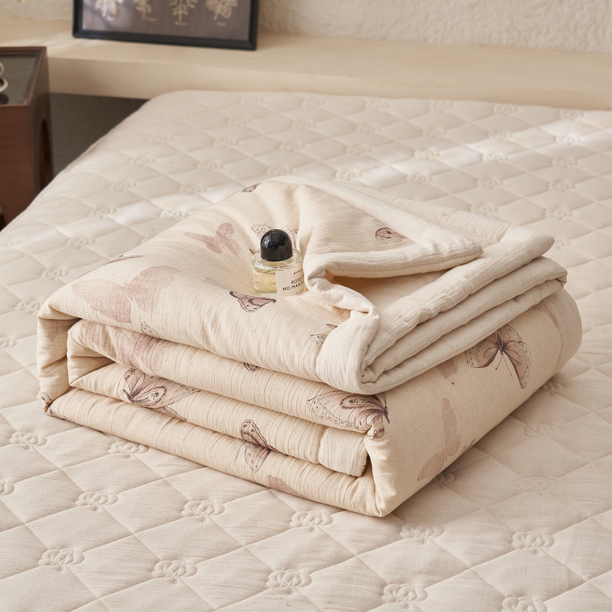 91家纺网 家纺一手货源 找家纺 吾秀家居 2026新款棉麻系列-棉麻印花棉花夏被 水墨蝴蝶