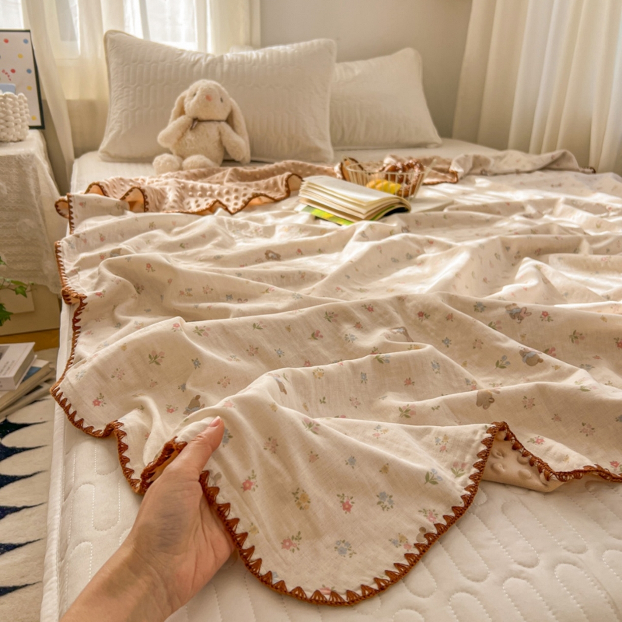 91家纺网 家纺一手货源 找家纺 十里居 2026春夏新款A类母婴级全棉纯棉双层纱多功能豆豆盖毯毛毯毯子 碎花小兔