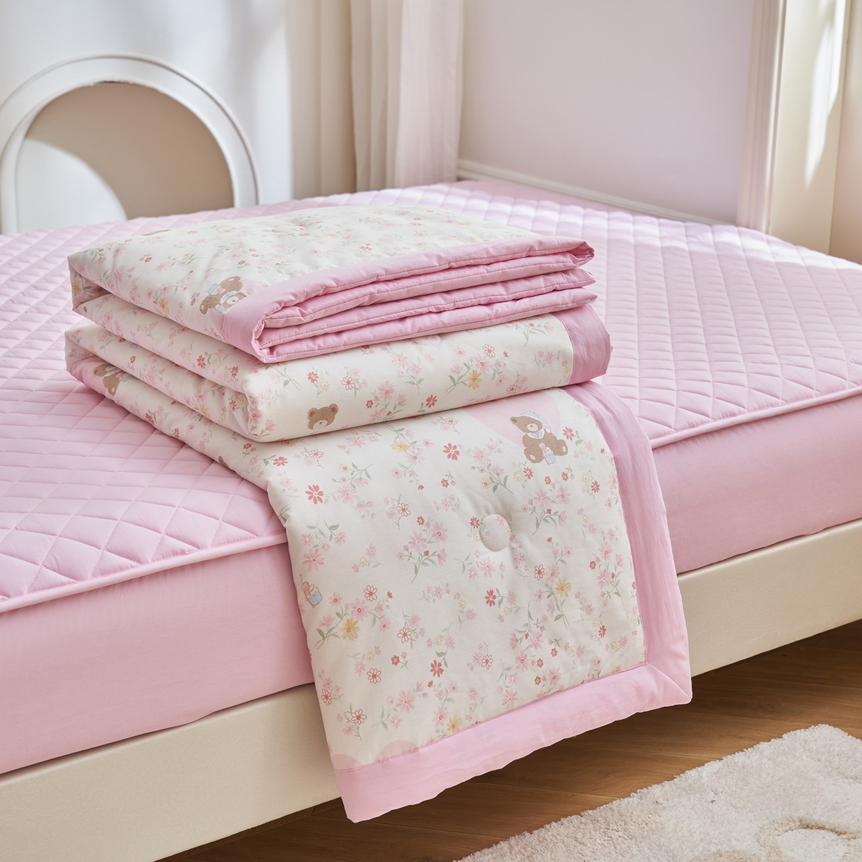 91家纺网 家纺一手货源 找家纺 吾秀家居 吾诺 2026新款 12868全棉印花棉花夏被四件套 全棉夏被四件套新疆棉花被 - 经典系列 粉色熊仔