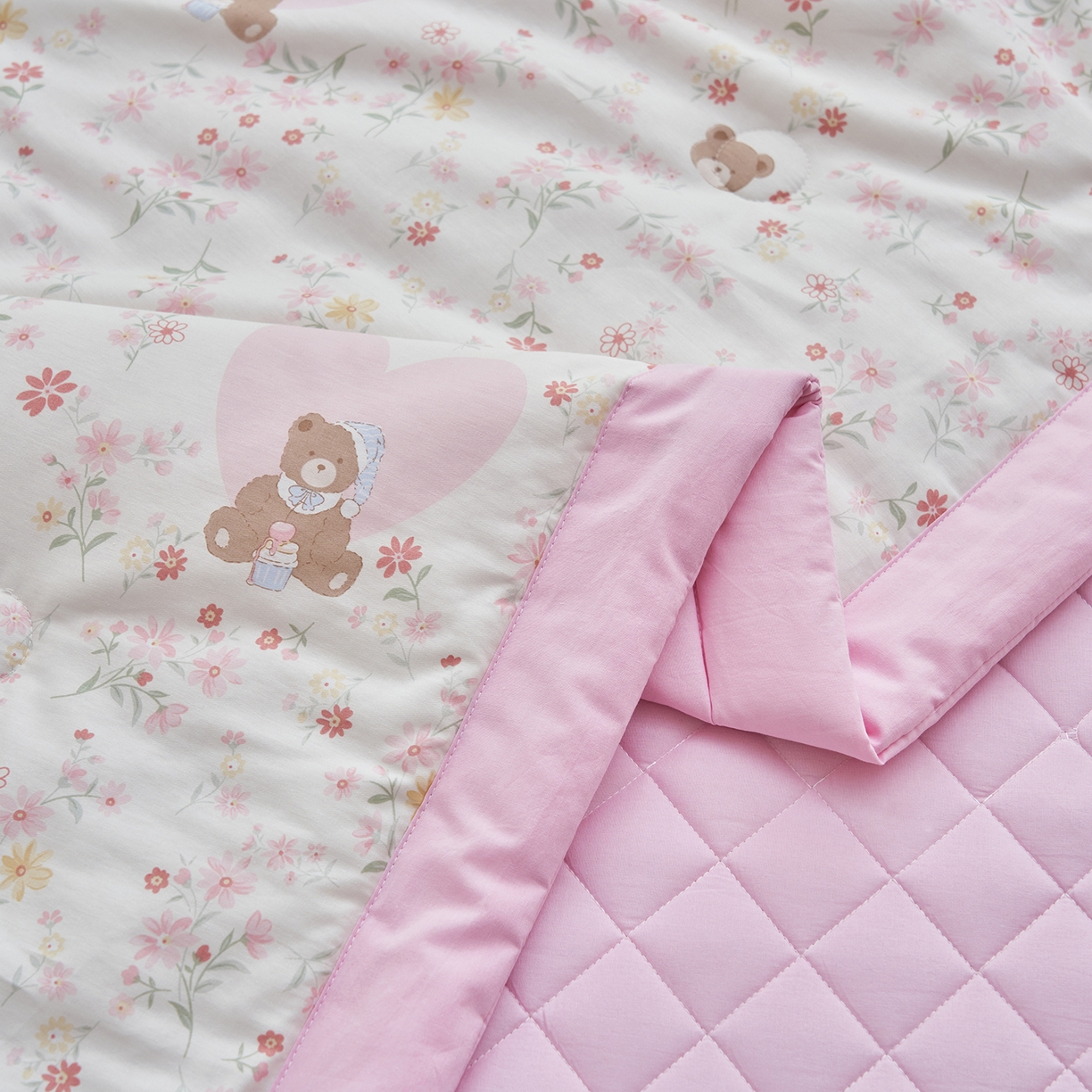 91家纺网 家纺一手货源 找家纺 吾秀家居 吾诺 2026新款 12868全棉印花棉花夏被四件套 全棉夏被四件套新疆棉花被 - 经典系列 粉色熊仔