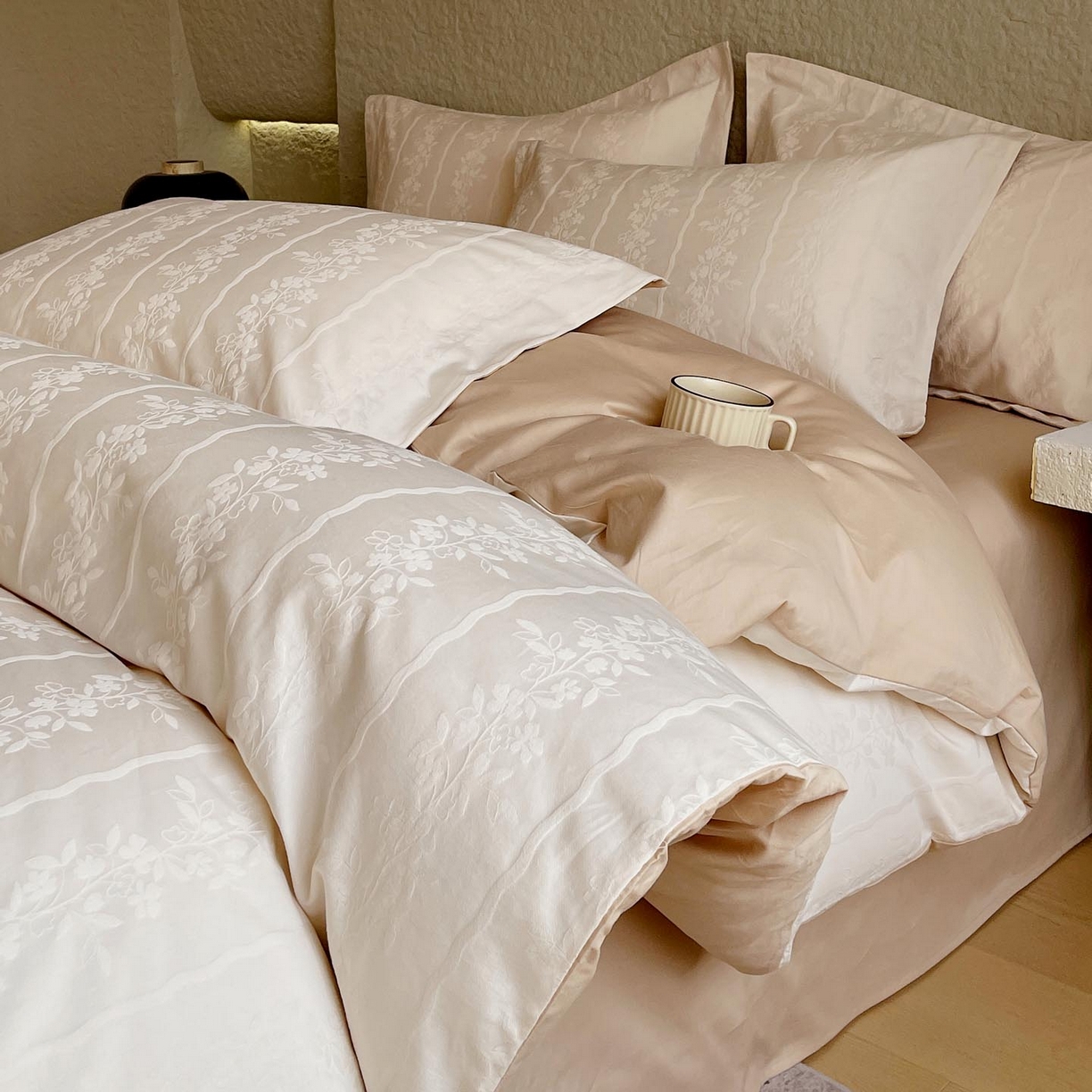 91家纺网 家纺一手货源 找家纺 宜家坊 2026新款A类全棉纯棉亮面浮雕提花四件套 浪漫情缘-米杏