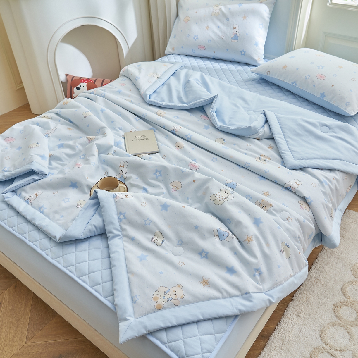 91家纺网 家纺一手货源 找家纺 吾秀家居 吾诺 2026新款 12868全棉印花棉花夏被四件套 全棉夏被四件套新疆棉花被 - 经典系列 蓝星小熊