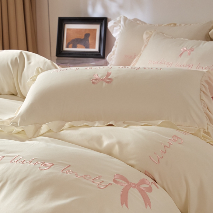 91家纺网 家纺一手货源 找家纺 千希家纺 2026新款130克斜纹公主风四件套-邂逅系列 邂逅-奶白粉