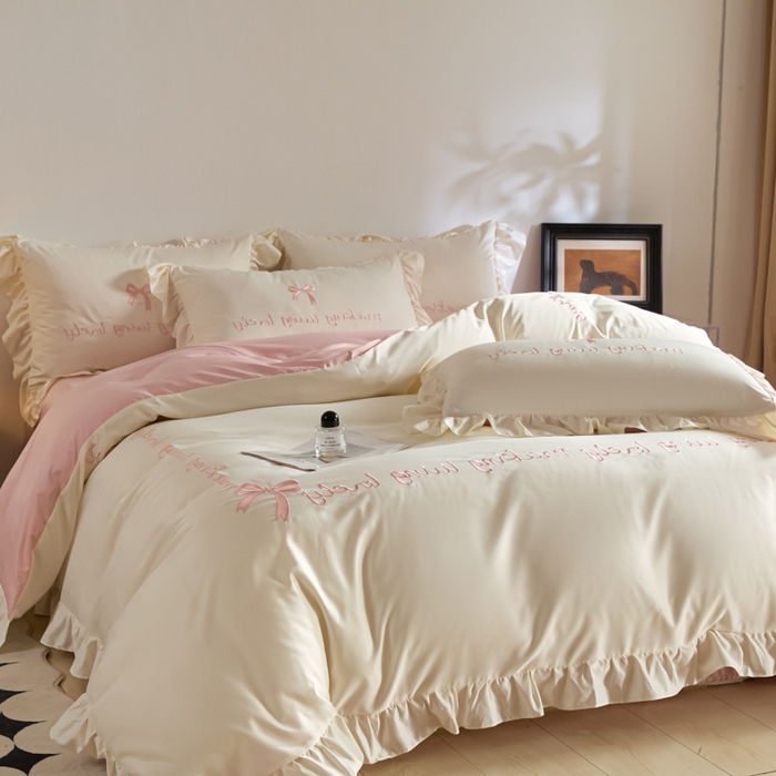 91家纺网 家纺一手货源 找家纺 千希家纺 2026新款130克斜纹公主风四件套-邂逅系列 邂逅-奶白粉