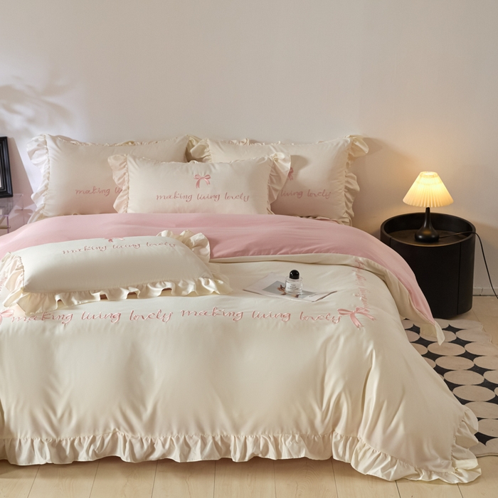 91家纺网 家纺一手货源 找家纺 千希家纺 2026新款130克斜纹公主风四件套-邂逅系列 邂逅-奶白粉