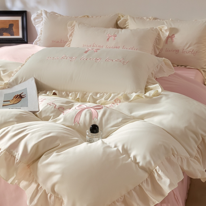 91家纺网 家纺一手货源 找家纺 千希家纺 2026新款130克斜纹公主风四件套-邂逅系列 邂逅-奶白粉