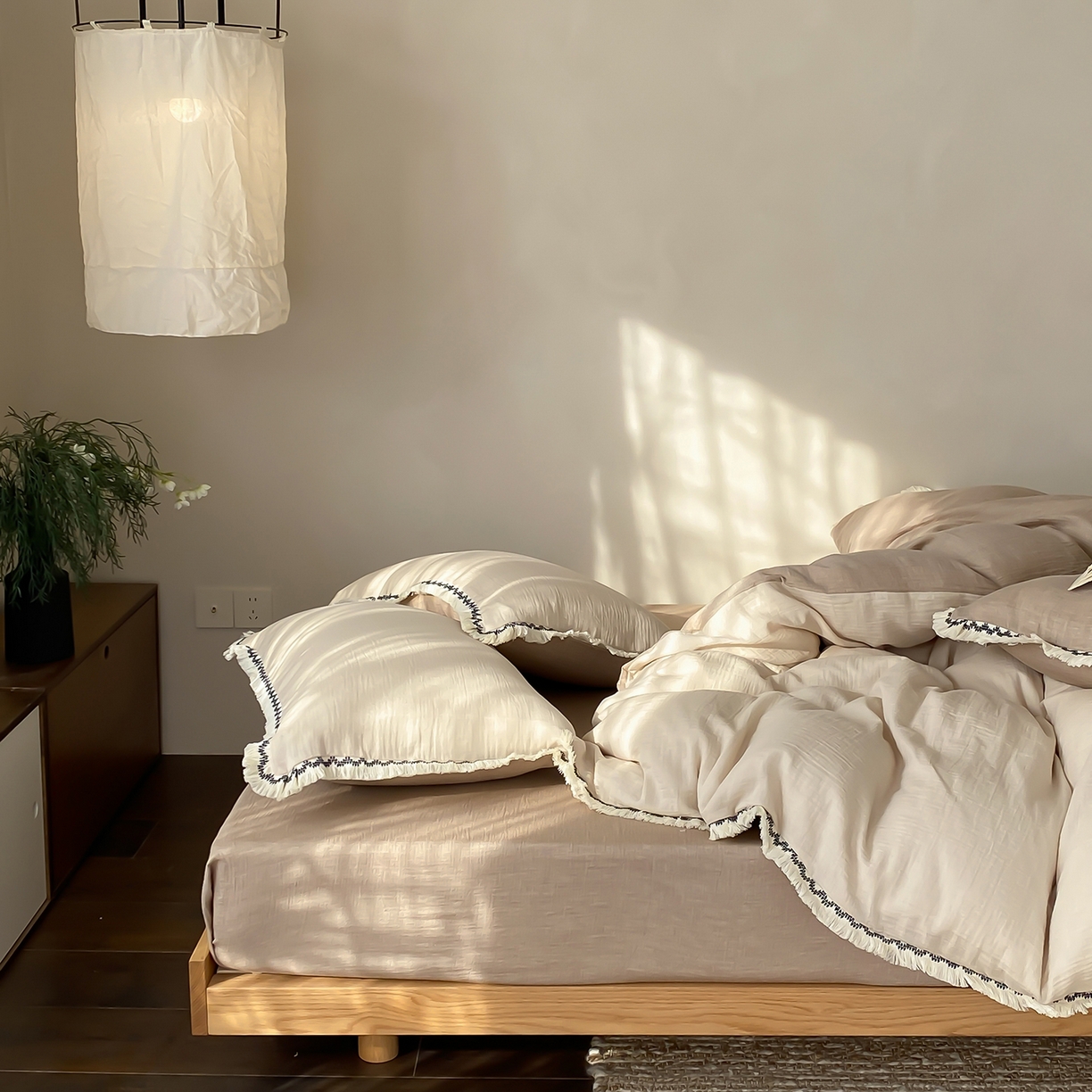 91家纺网 家纺一手货源 找家纺 （总）水云缦 2026新款全棉皱皱纱流苏花边四件套-奶白咖