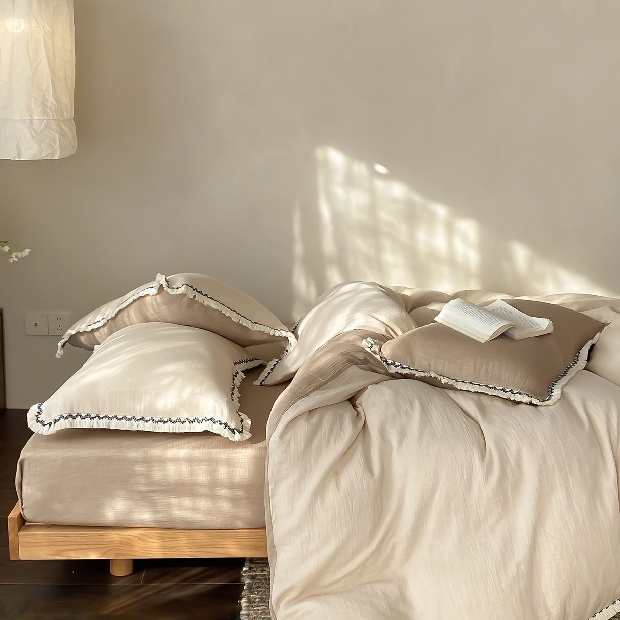 91家纺网 家纺一手货源 找家纺 （总）水云缦 2026新款全棉皱皱纱流苏花边四件套-奶白咖