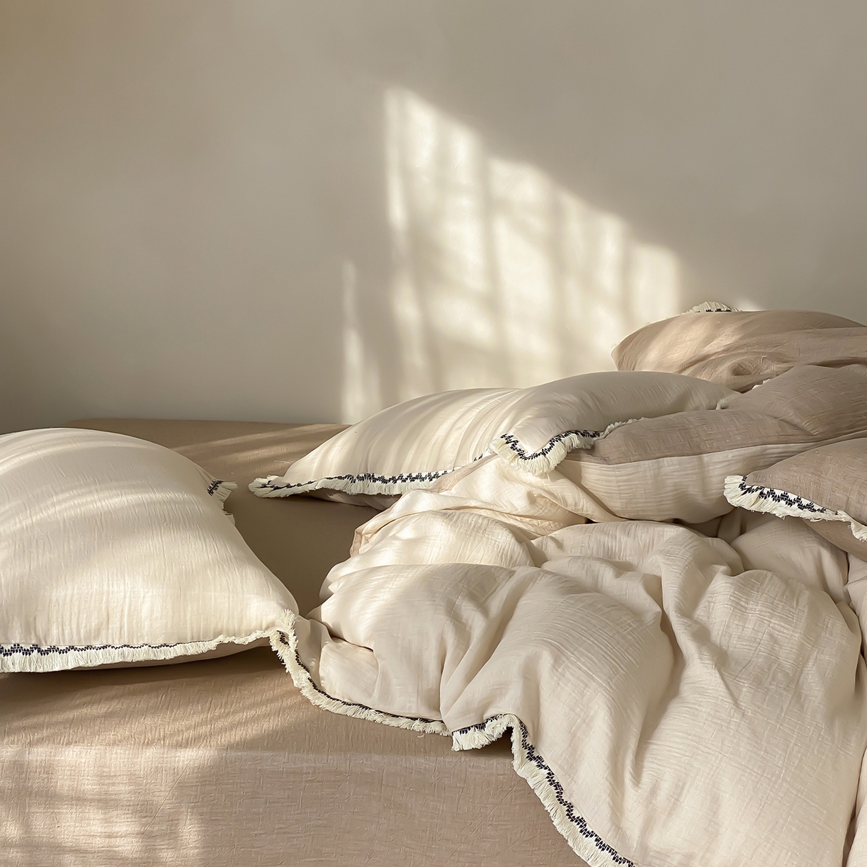 91家纺网 家纺一手货源 找家纺 （总）水云缦 2026新款全棉皱皱纱流苏花边四件套-奶白咖