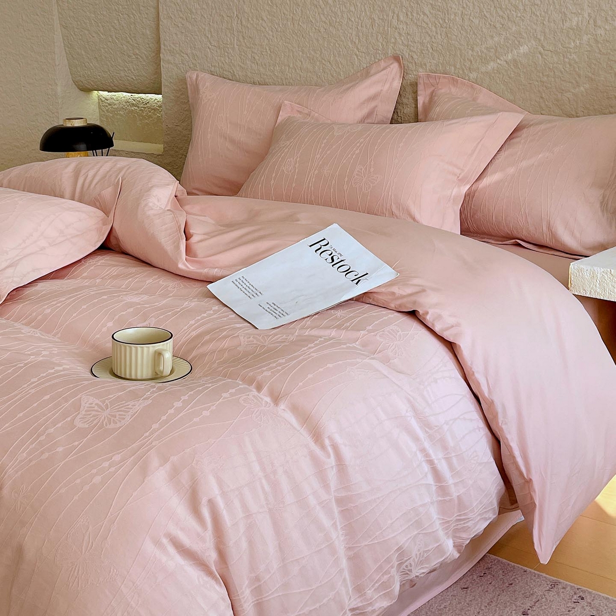 91家纺网 家纺一手货源 找家纺 宜家坊 2026新款A类全棉纯棉亮面浮雕提花四件套 蝶梦-唯美粉