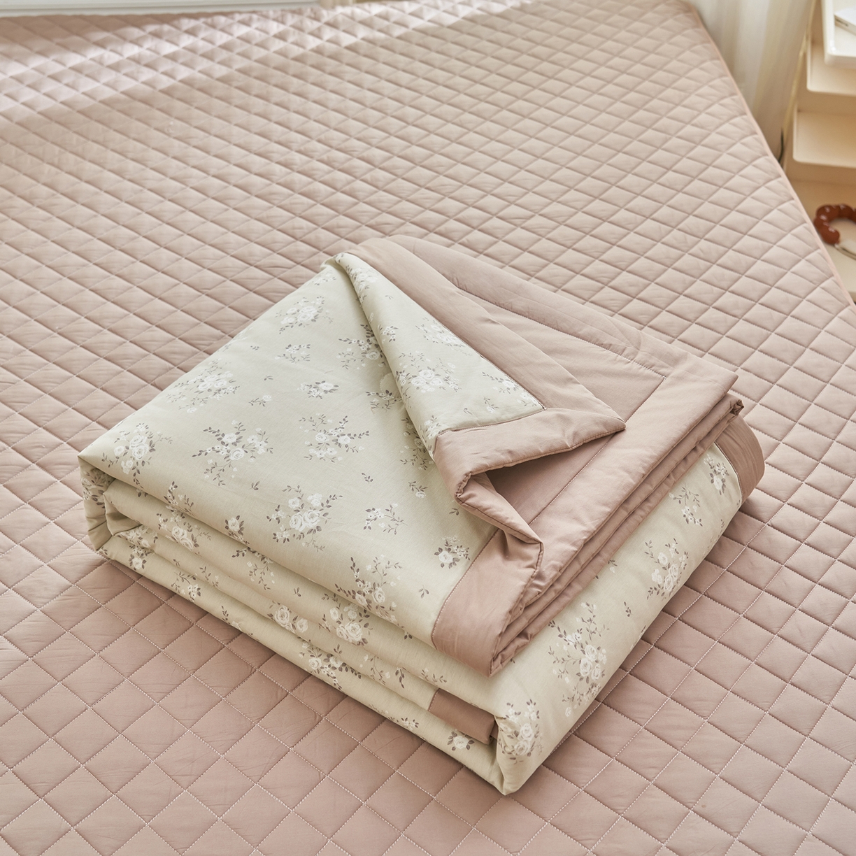 91家纺网 家纺一手货源 找家纺 吾秀家居 吾诺 2026新款 12868全棉印花棉花夏被四件套 全棉夏被四件套新疆棉花被 - 经典系列 米杏繁花