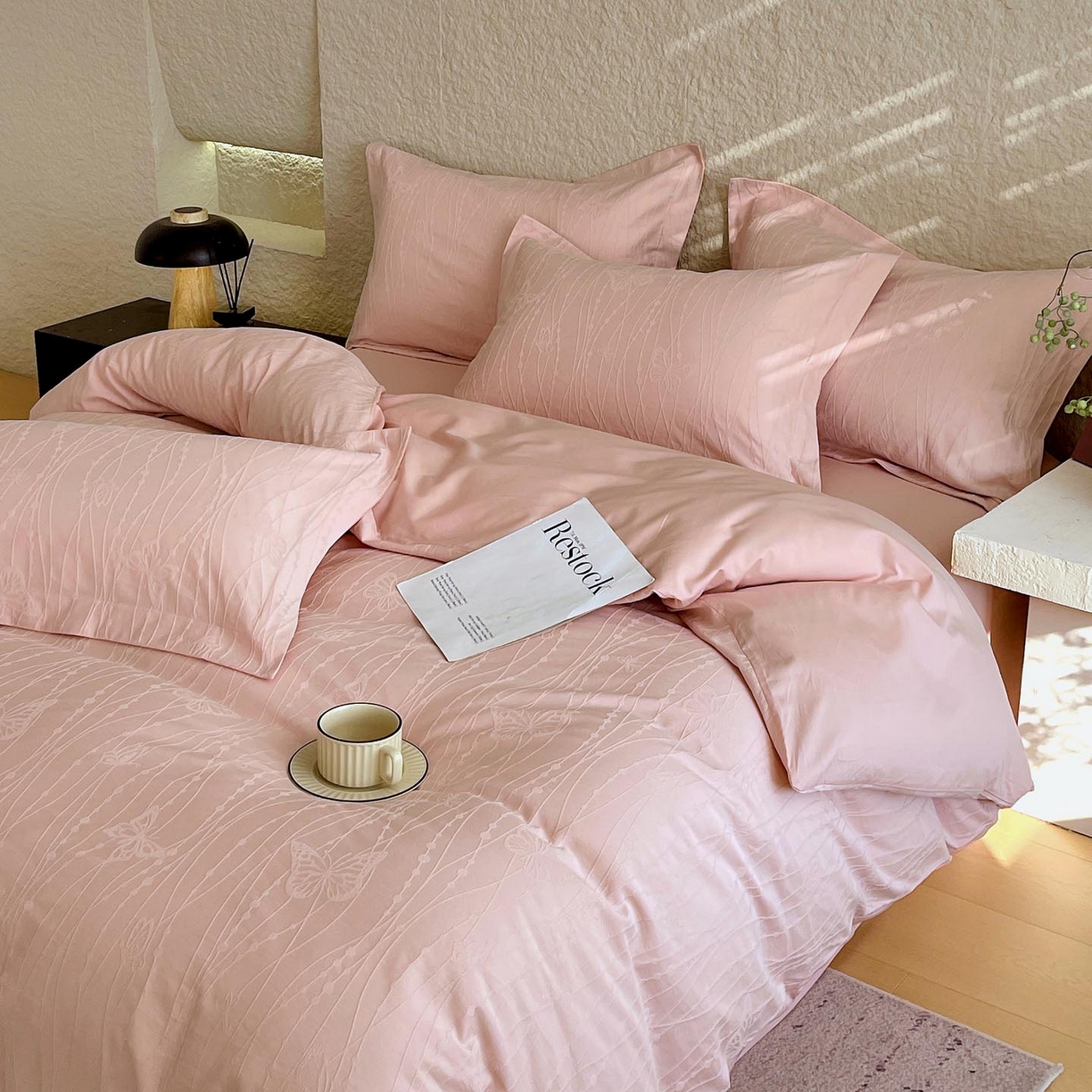 91家纺网 家纺一手货源 找家纺 宜家坊 2026新款A类全棉纯棉亮面浮雕提花四件套 蝶梦-唯美粉