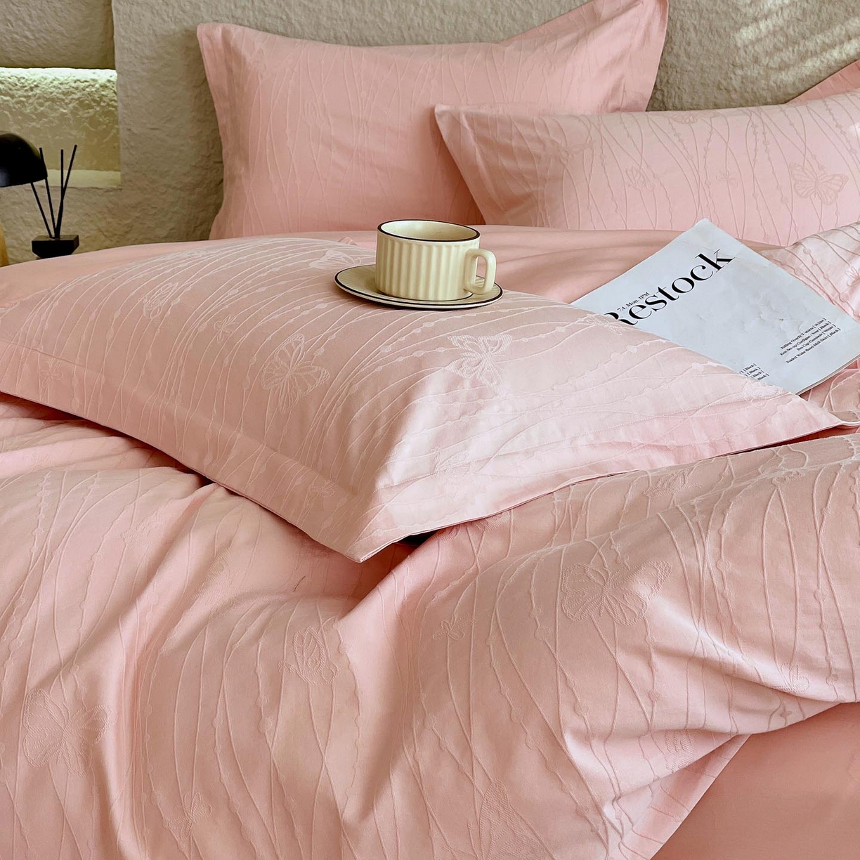 91家纺网 家纺一手货源 找家纺 宜家坊 2026新款A类全棉纯棉亮面浮雕提花四件套 蝶梦-唯美粉