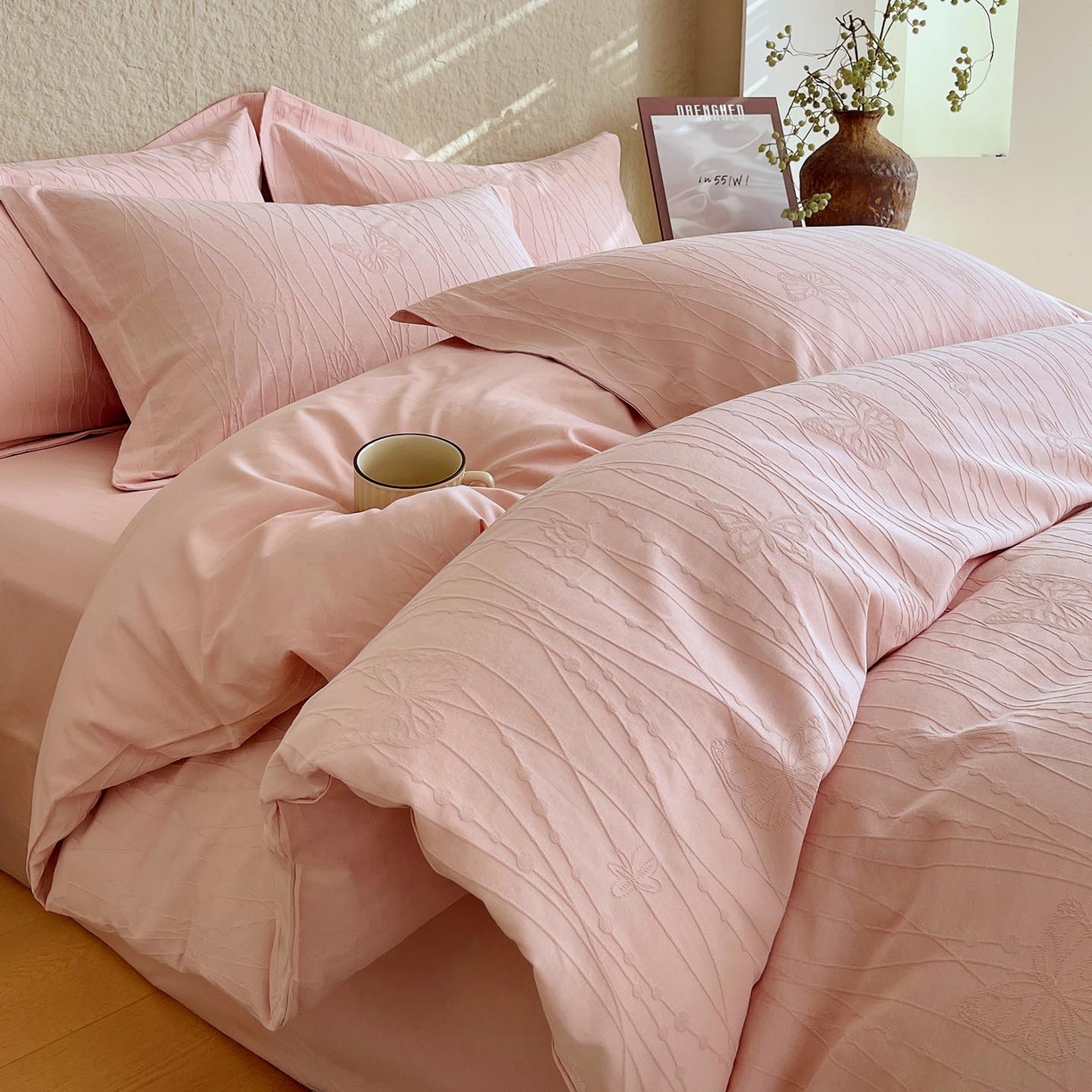 91家纺网 家纺一手货源 找家纺 宜家坊 2026新款A类全棉纯棉亮面浮雕提花四件套 蝶梦-唯美粉