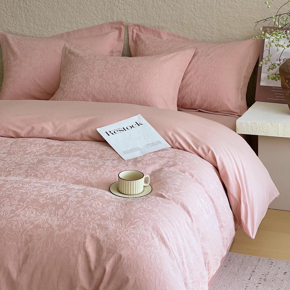 91家纺网 家纺一手货源 找家纺 宜家坊 2026新款A类全棉纯棉亮面浮雕提花四件套 梵花绘-浓粉