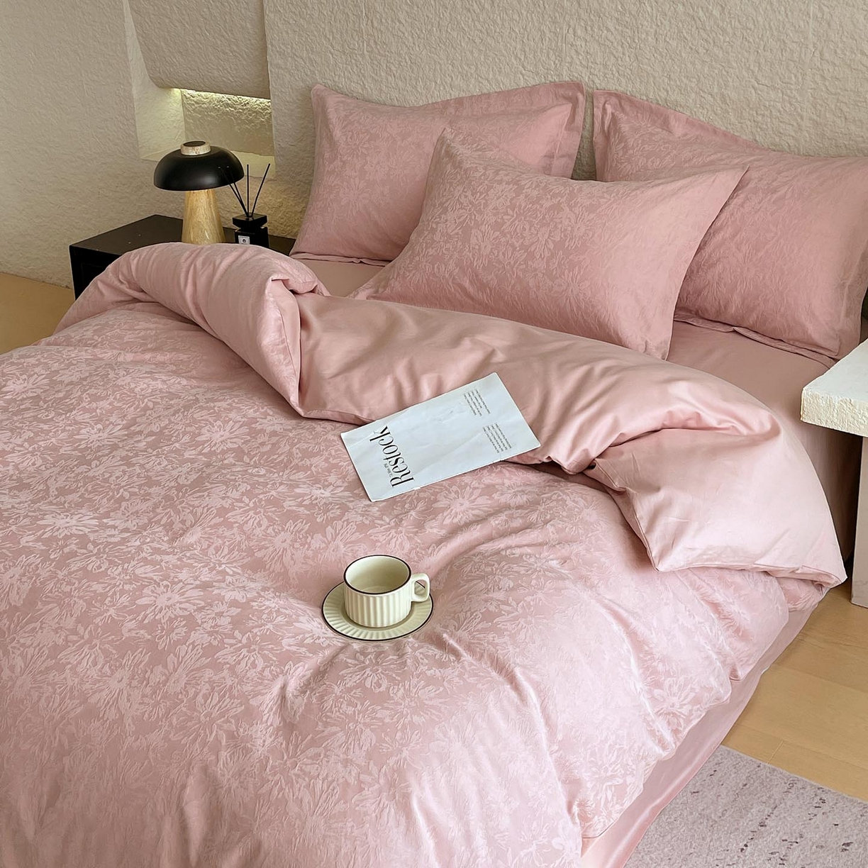 91家纺网 家纺一手货源 找家纺 宜家坊 2026新款A类全棉纯棉亮面浮雕提花四件套 梵花绘-浓粉