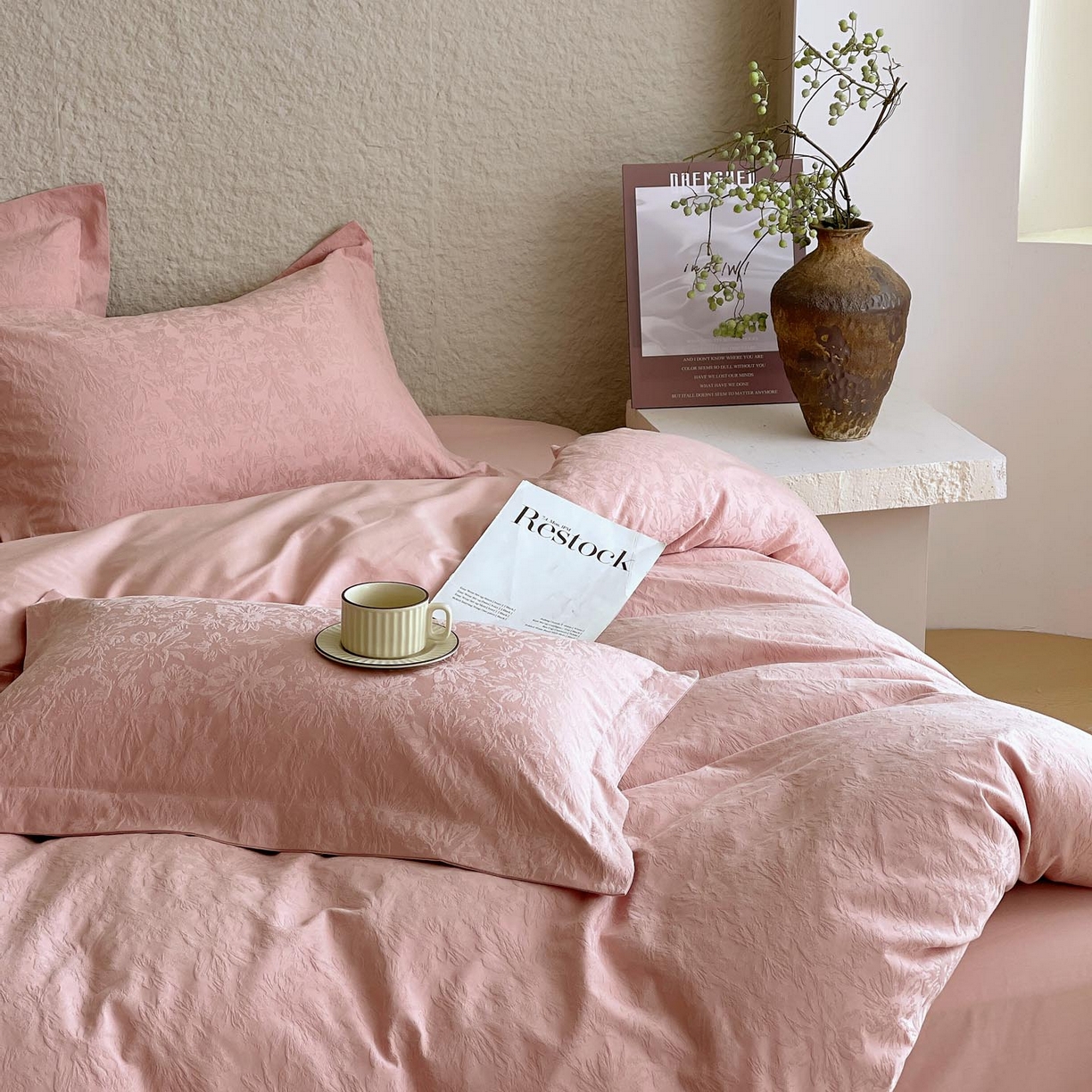 91家纺网 家纺一手货源 找家纺 宜家坊 2026新款A类全棉纯棉亮面浮雕提花四件套 梵花绘-浓粉