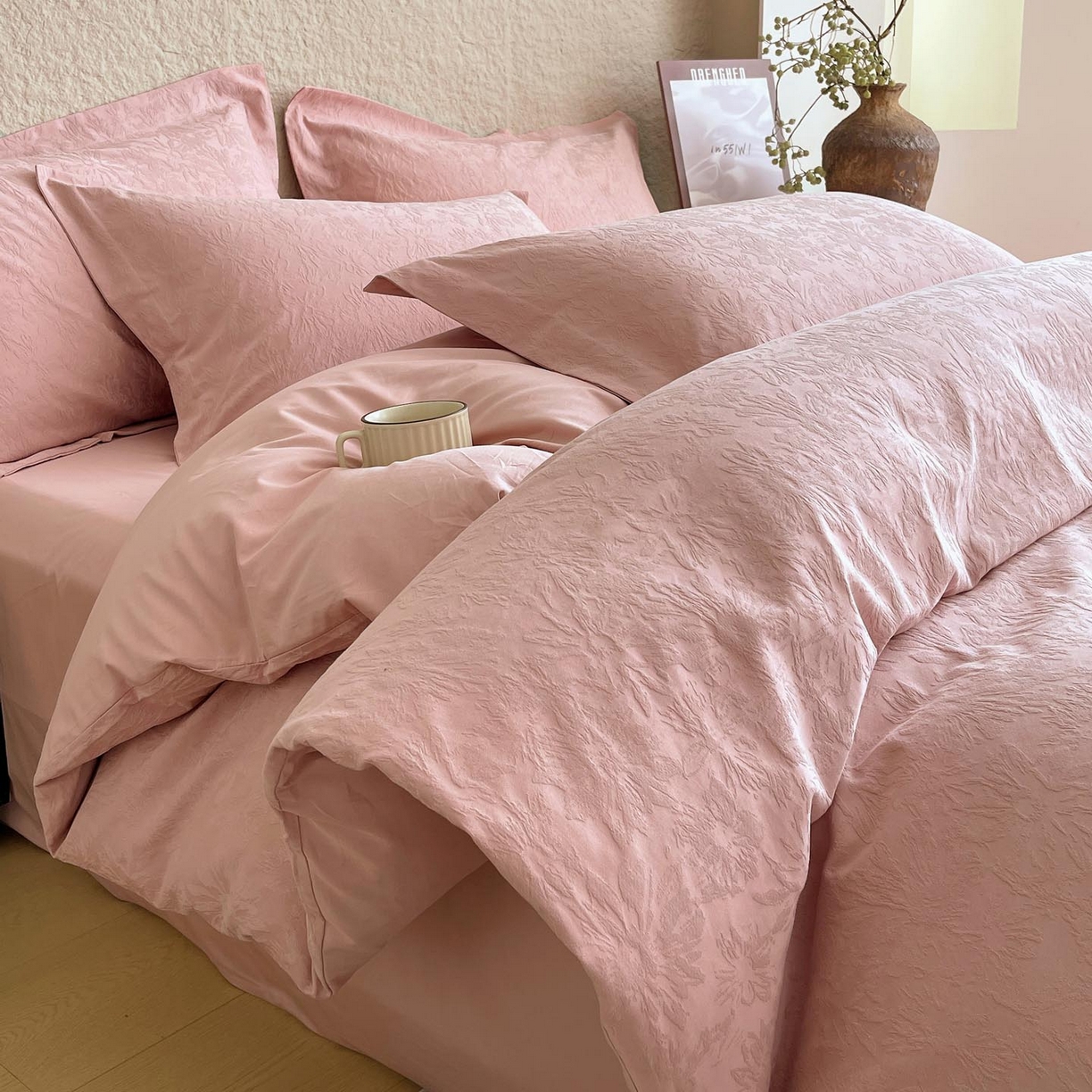 91家纺网 家纺一手货源 找家纺 宜家坊 2026新款A类全棉纯棉亮面浮雕提花四件套 梵花绘-浓粉