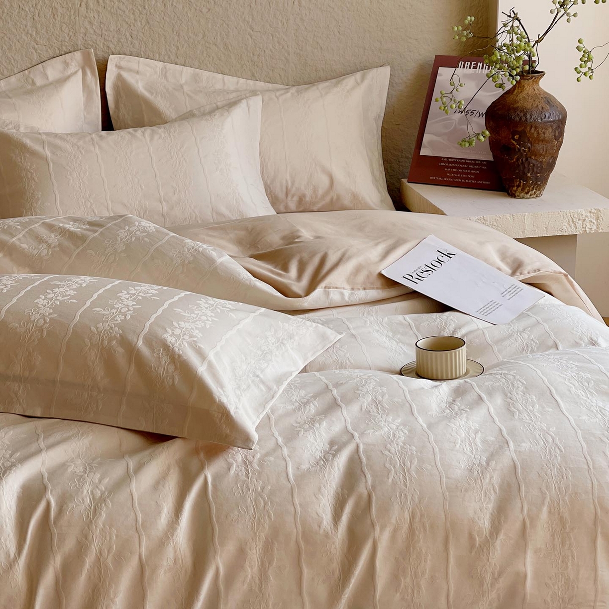 91家纺网 家纺一手货源 找家纺 宜家坊 2026新款A类全棉纯棉亮面浮雕提花四件套 浪漫情缘-米杏