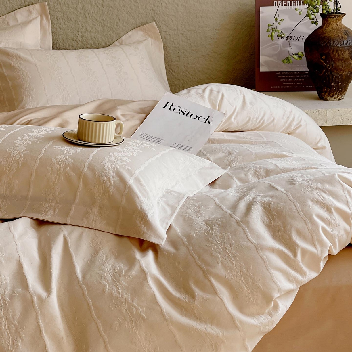 91家纺网 家纺一手货源 找家纺 宜家坊 2026新款A类全棉纯棉亮面浮雕提花四件套 浪漫情缘-米杏