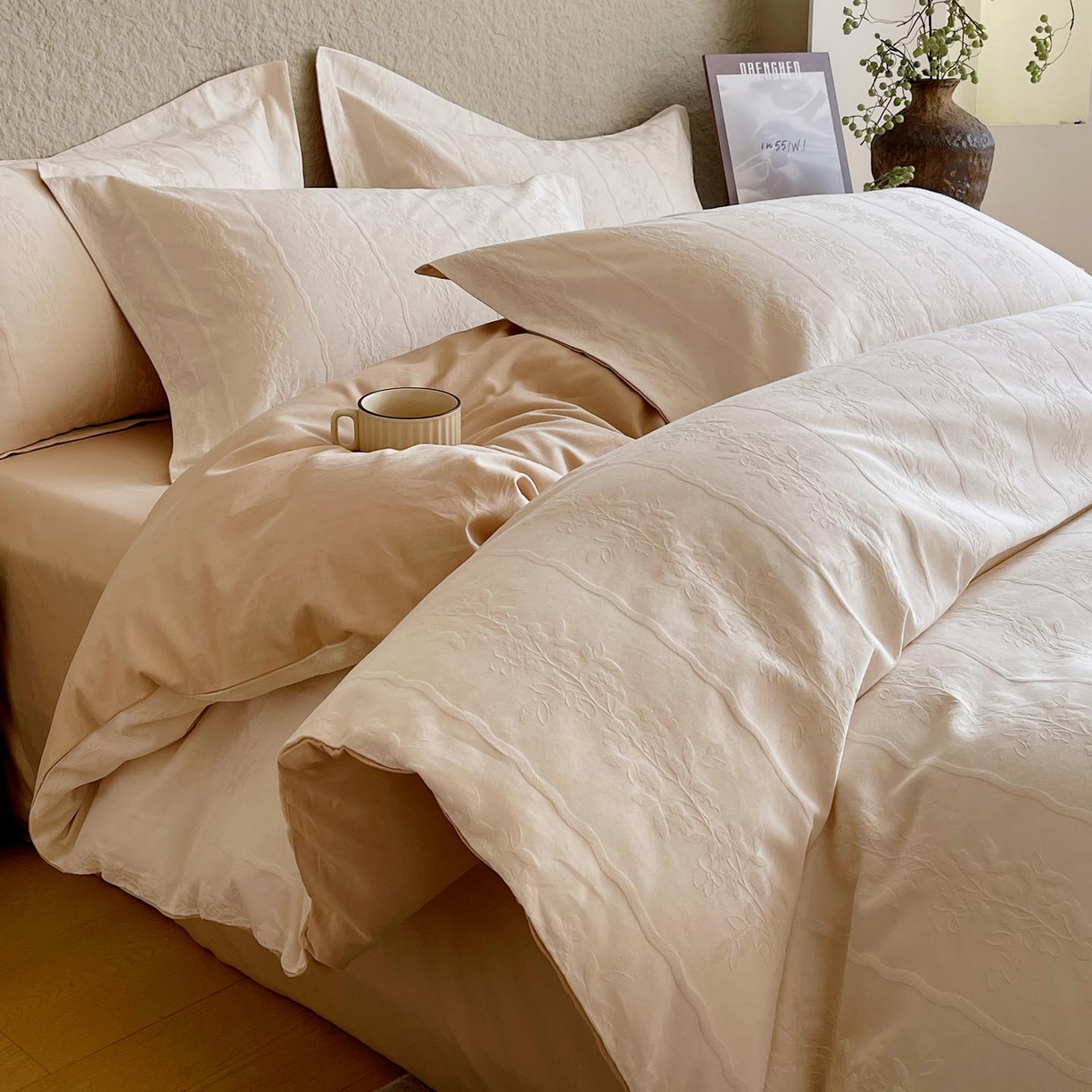 91家纺网 家纺一手货源 找家纺 宜家坊 2026新款A类全棉纯棉亮面浮雕提花四件套 浪漫情缘-米杏