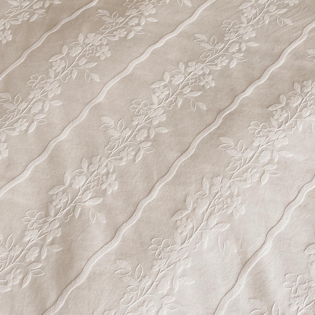 91家纺网 家纺一手货源 找家纺 宜家坊 2026新款A类全棉纯棉亮面浮雕提花四件套 浪漫情缘-米杏