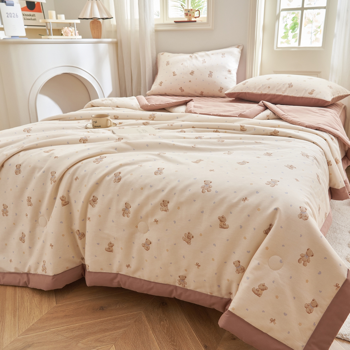 91家纺网 家纺一手货源 找家纺 吾秀家居 吾诺 2026新款 12868全棉印花棉花夏被四件套 全棉夏被四件套新疆棉花被 - 经典系列 奶棕小熊