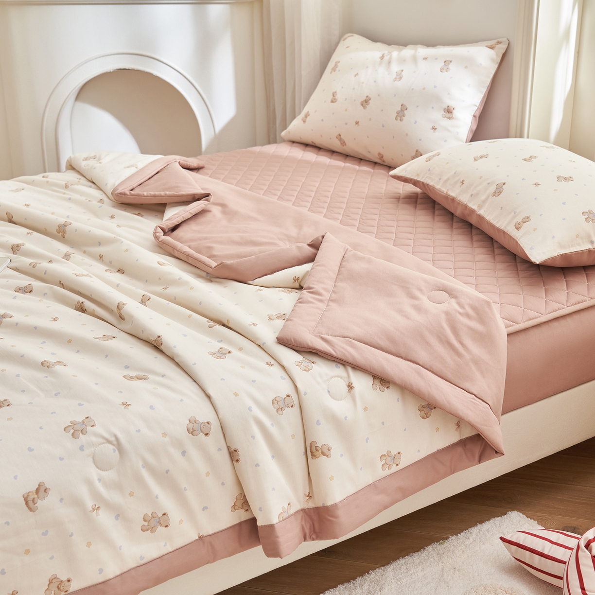 91家纺网 家纺一手货源 找家纺 吾秀家居 吾诺 2026新款 12868全棉印花棉花夏被四件套 全棉夏被四件套新疆棉花被 - 经典系列 奶棕小熊