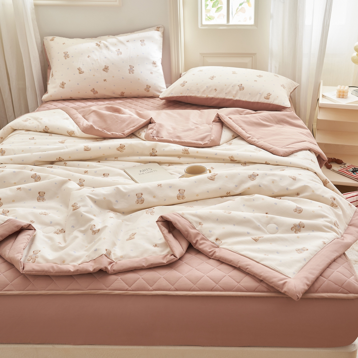 91家纺网 家纺一手货源 找家纺 吾秀家居 吾诺 2026新款 12868全棉印花棉花夏被四件套 全棉夏被四件套新疆棉花被 - 经典系列 奶棕小熊