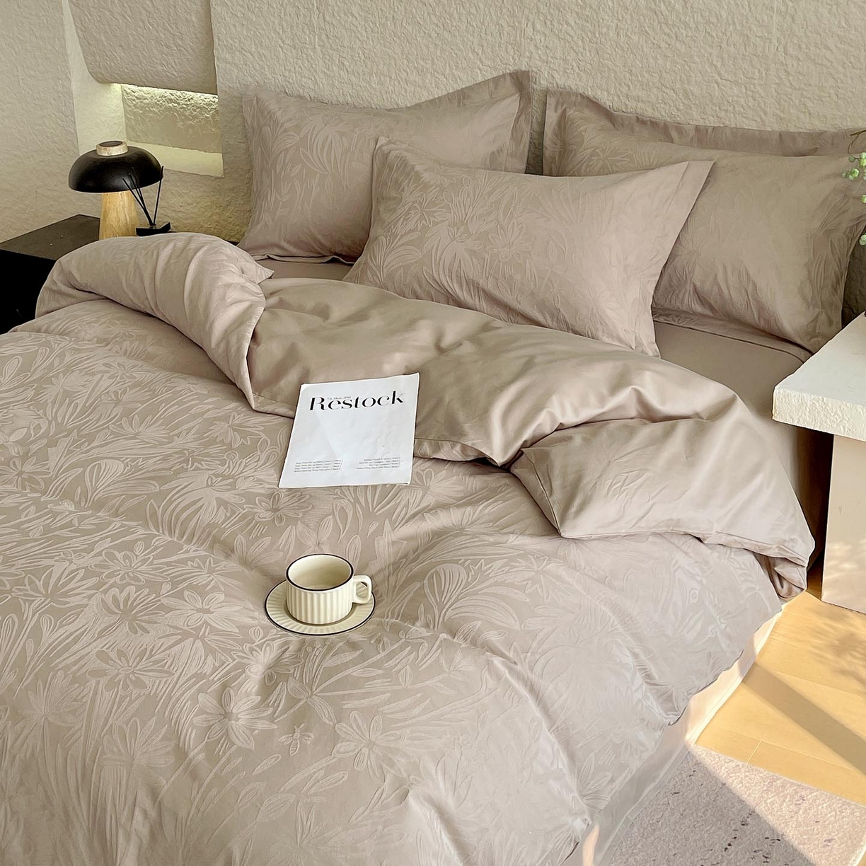 91家纺网 家纺一手货源 找家纺 宜家坊 2026新款A类全棉纯棉亮面浮雕提花四件套 秘境-金属灰