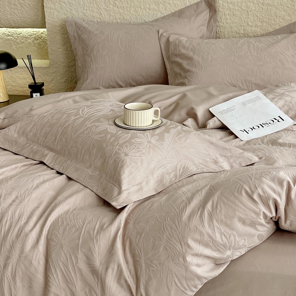 91家纺网 家纺一手货源 找家纺 宜家坊 2026新款A类全棉纯棉亮面浮雕提花四件套 秘境-金属灰