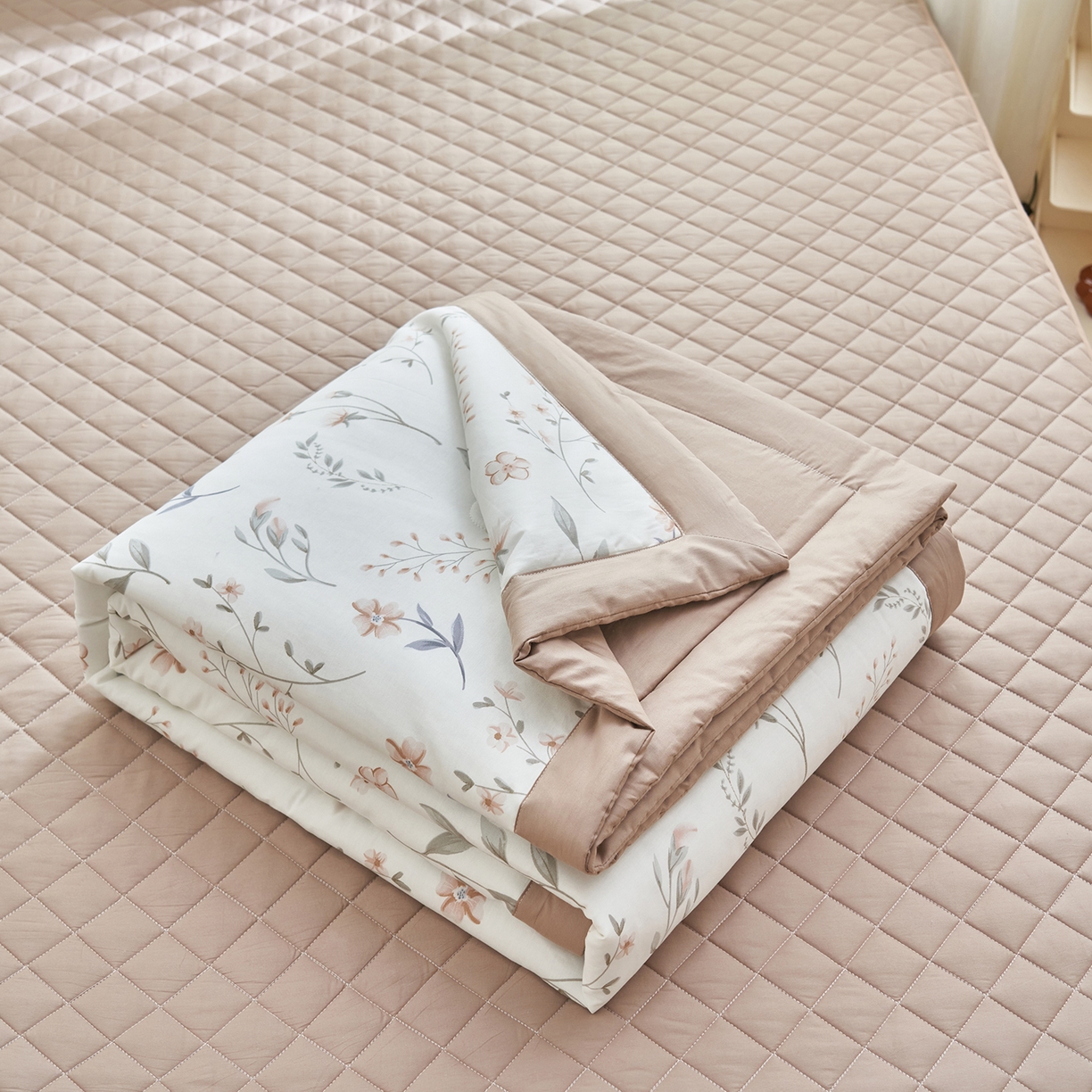 91家纺网 家纺一手货源 找家纺 吾秀家居 吾诺 2026新款 12868全棉印花棉花夏被四件套 全棉夏被四件套新疆棉花被 - 经典系列 清雅卡其