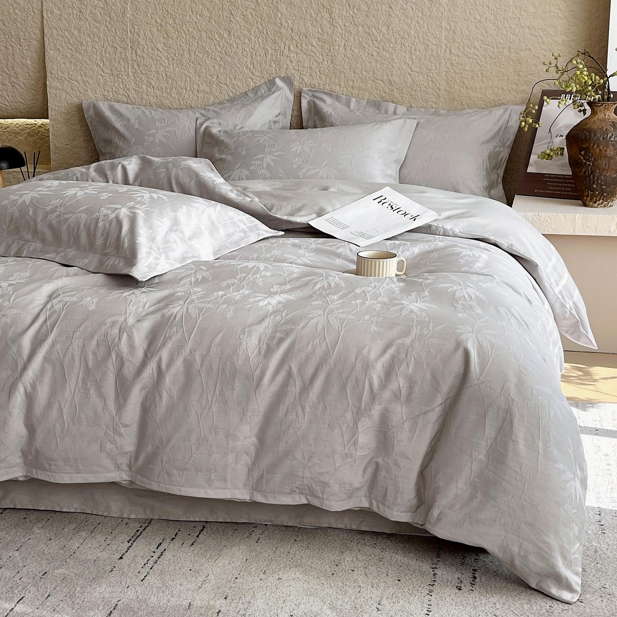 91家纺网 家纺一手货源 找家纺 宜家坊 2026新款A类全棉纯棉亮面浮雕提花四件套 森语集-银灰