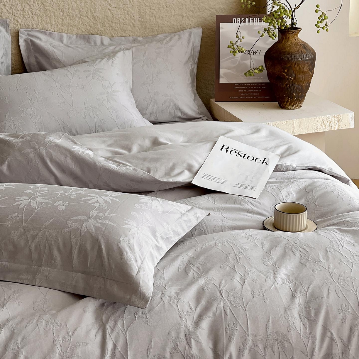 91家纺网 家纺一手货源 找家纺 宜家坊 2026新款A类全棉纯棉亮面浮雕提花四件套 森语集-银灰
