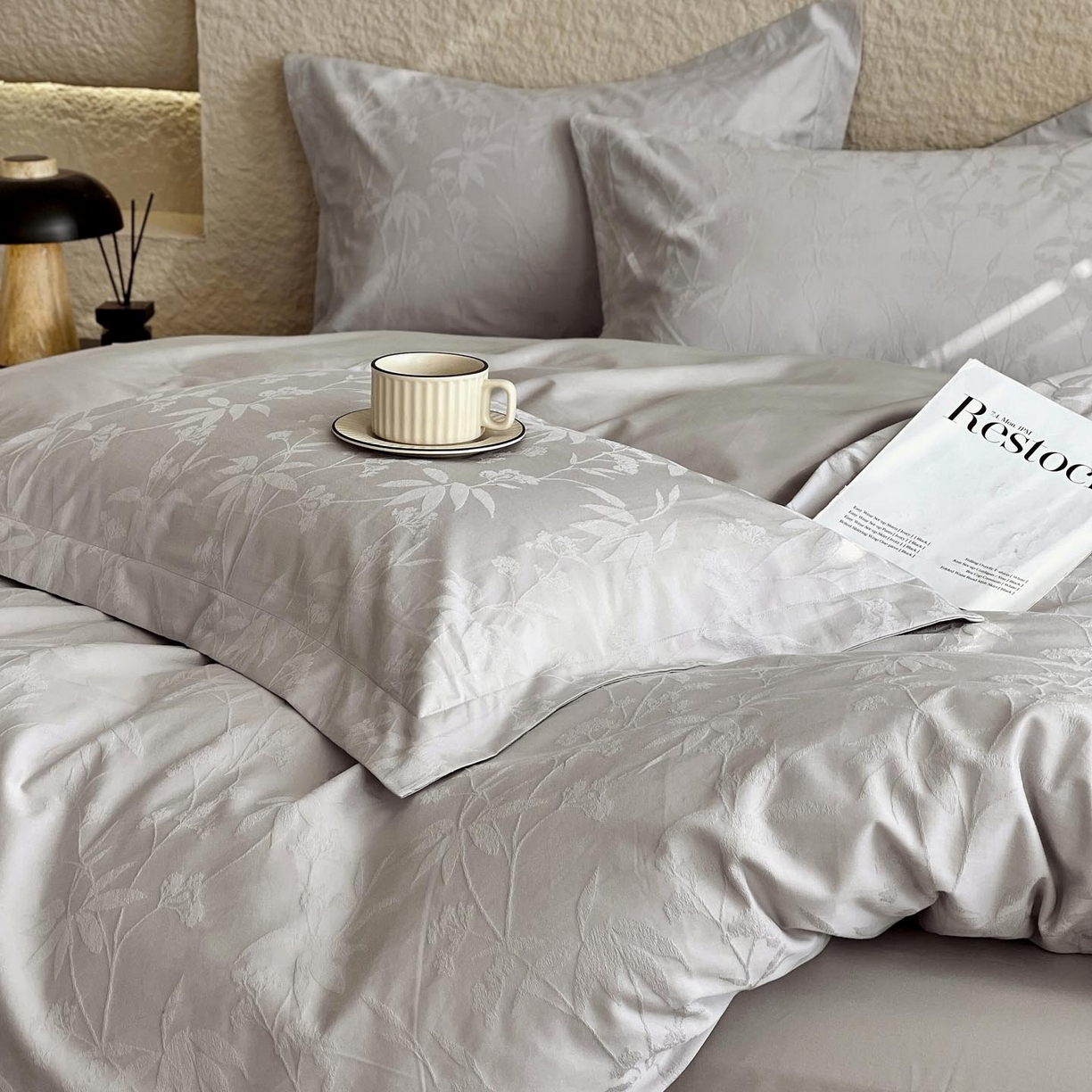 91家纺网 家纺一手货源 找家纺 宜家坊 2026新款A类全棉纯棉亮面浮雕提花四件套 森语集-银灰