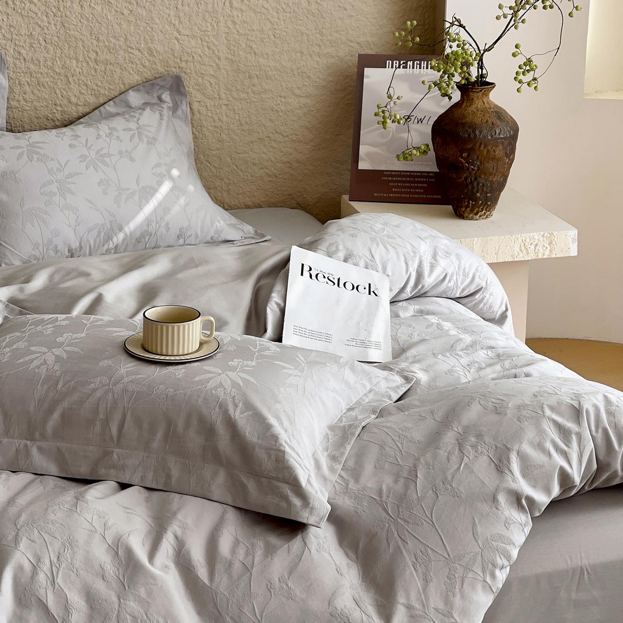 91家纺网 家纺一手货源 找家纺 宜家坊 2026新款A类全棉纯棉亮面浮雕提花四件套 森语集-银灰