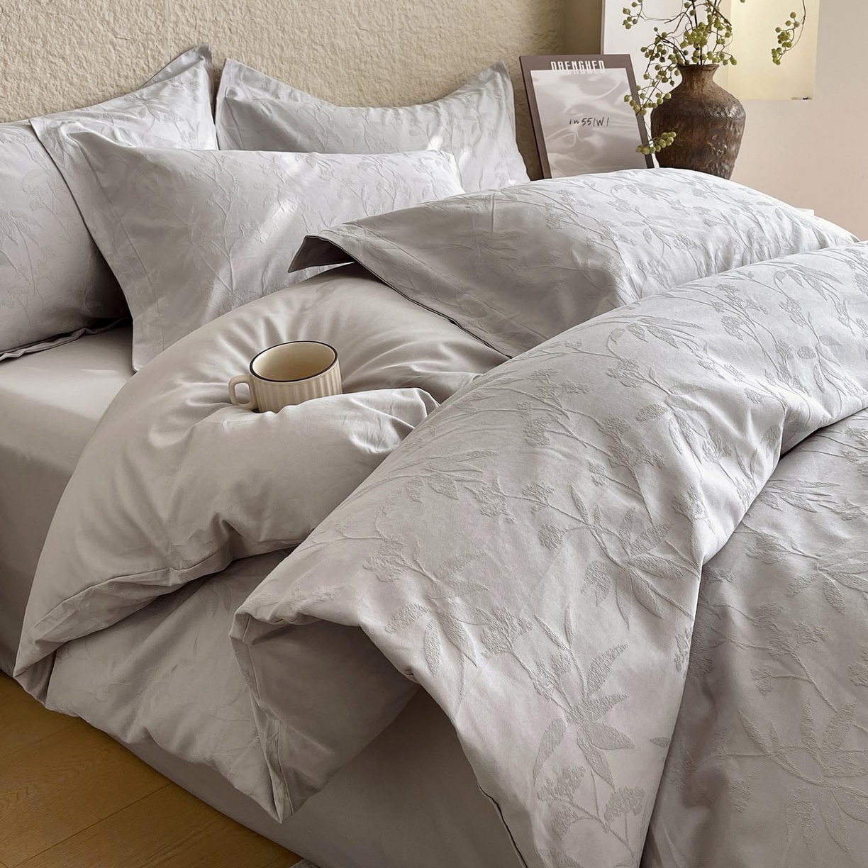 91家纺网 家纺一手货源 找家纺 宜家坊 2026新款A类全棉纯棉亮面浮雕提花四件套 森语集-银灰