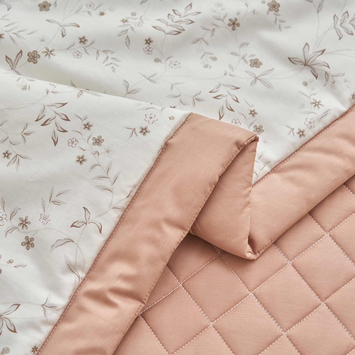 91家纺网 家纺一手货源 找家纺 吾秀家居 吾诺 2026新款 12868全棉印花棉花夏被四件套 全棉夏被四件套新疆棉花被 - 经典系列 田园花语