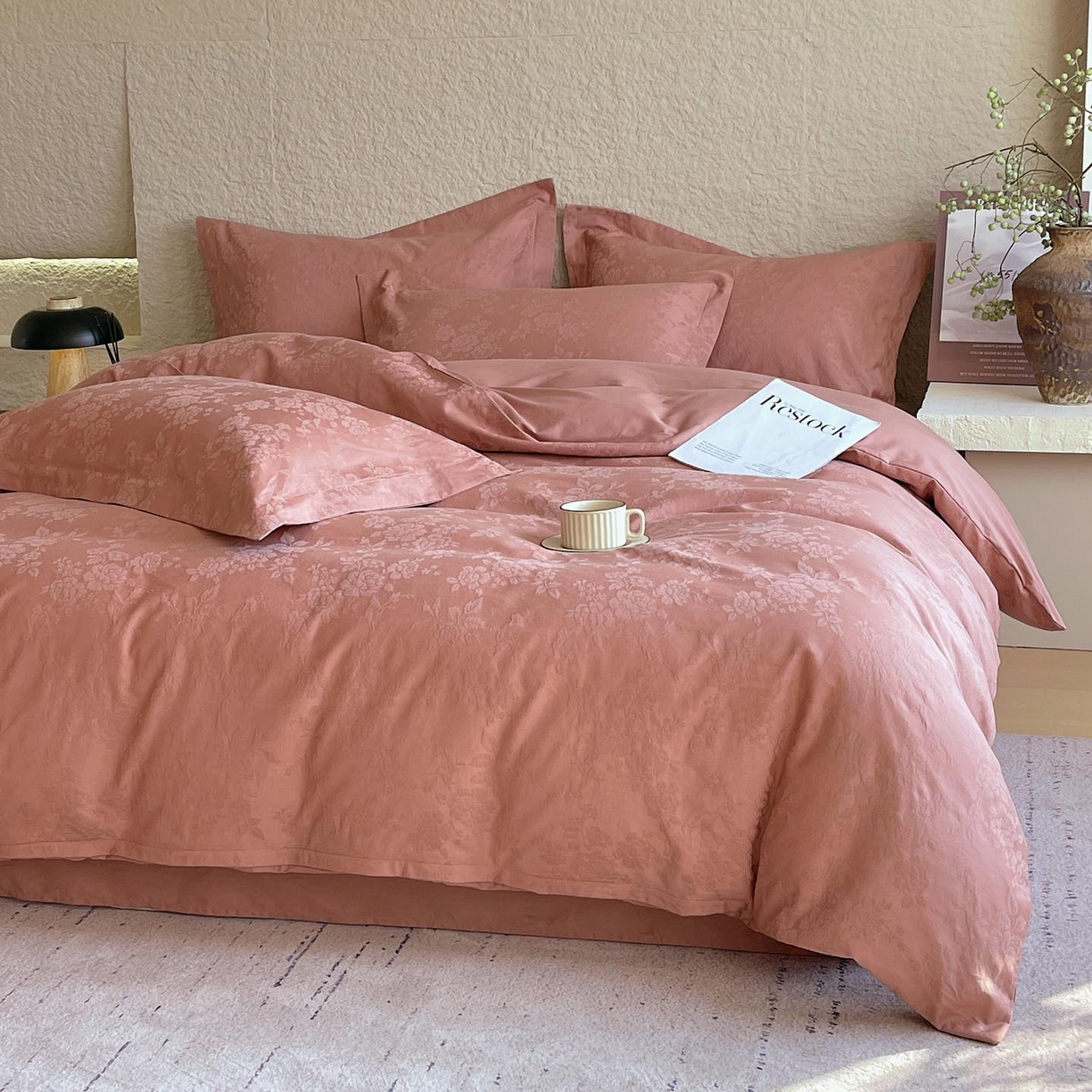 91家纺网 家纺一手货源 找家纺 宜家坊 2026新款A类全棉纯棉亮面浮雕提花四件套 山野慕色-深豆沙