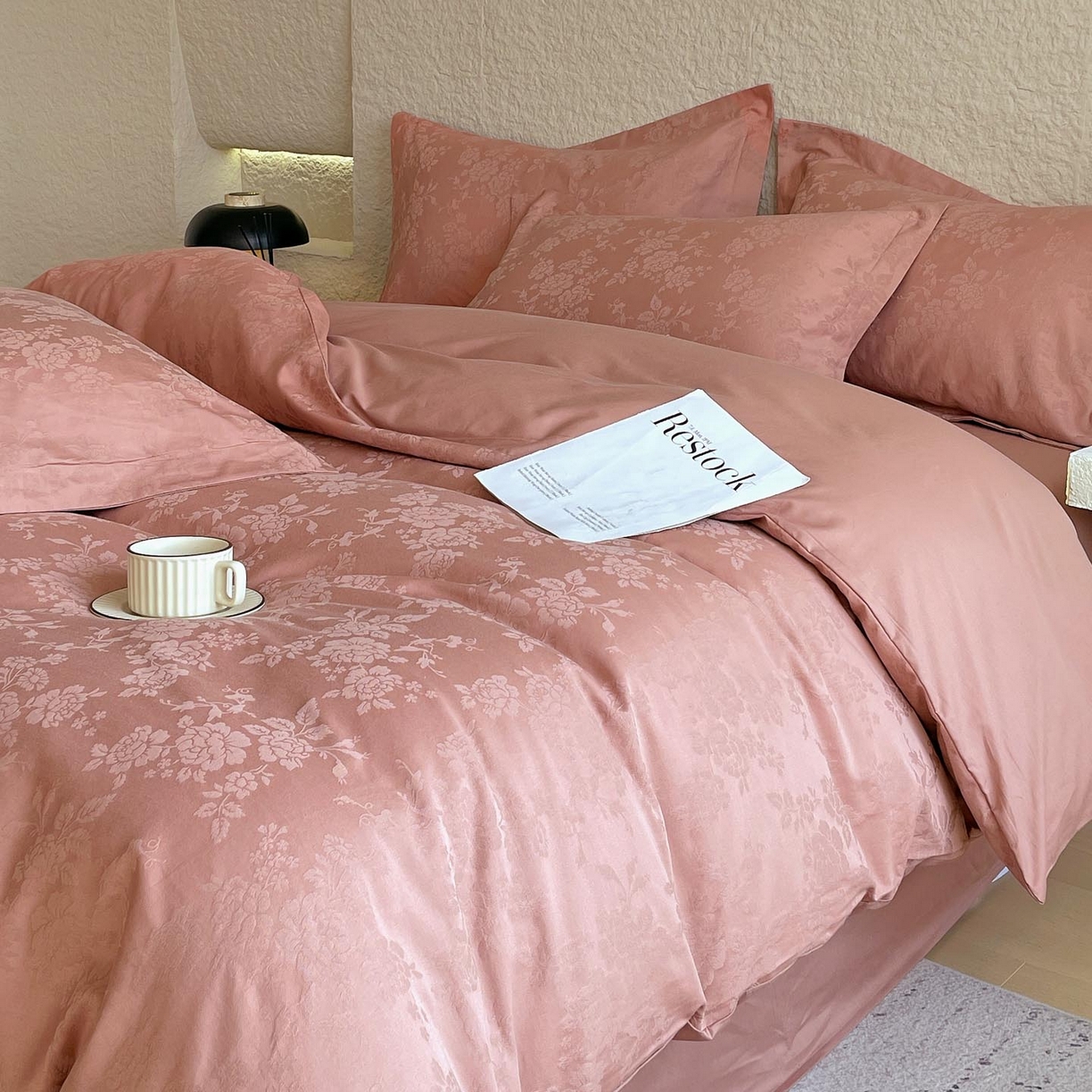 91家纺网 家纺一手货源 找家纺 宜家坊 2026新款A类全棉纯棉亮面浮雕提花四件套 山野慕色-深豆沙