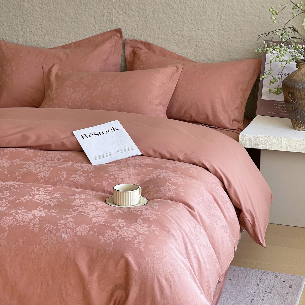 91家纺网 家纺一手货源 找家纺 宜家坊 2026新款A类全棉纯棉亮面浮雕提花四件套 山野慕色-深豆沙