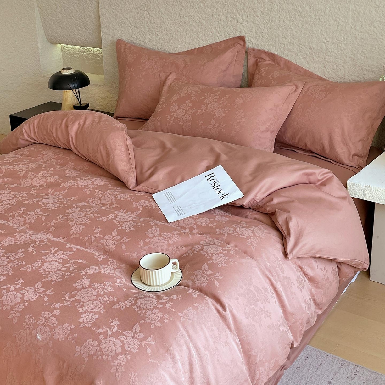 91家纺网 家纺一手货源 找家纺 宜家坊 2026新款A类全棉纯棉亮面浮雕提花四件套 山野慕色-深豆沙