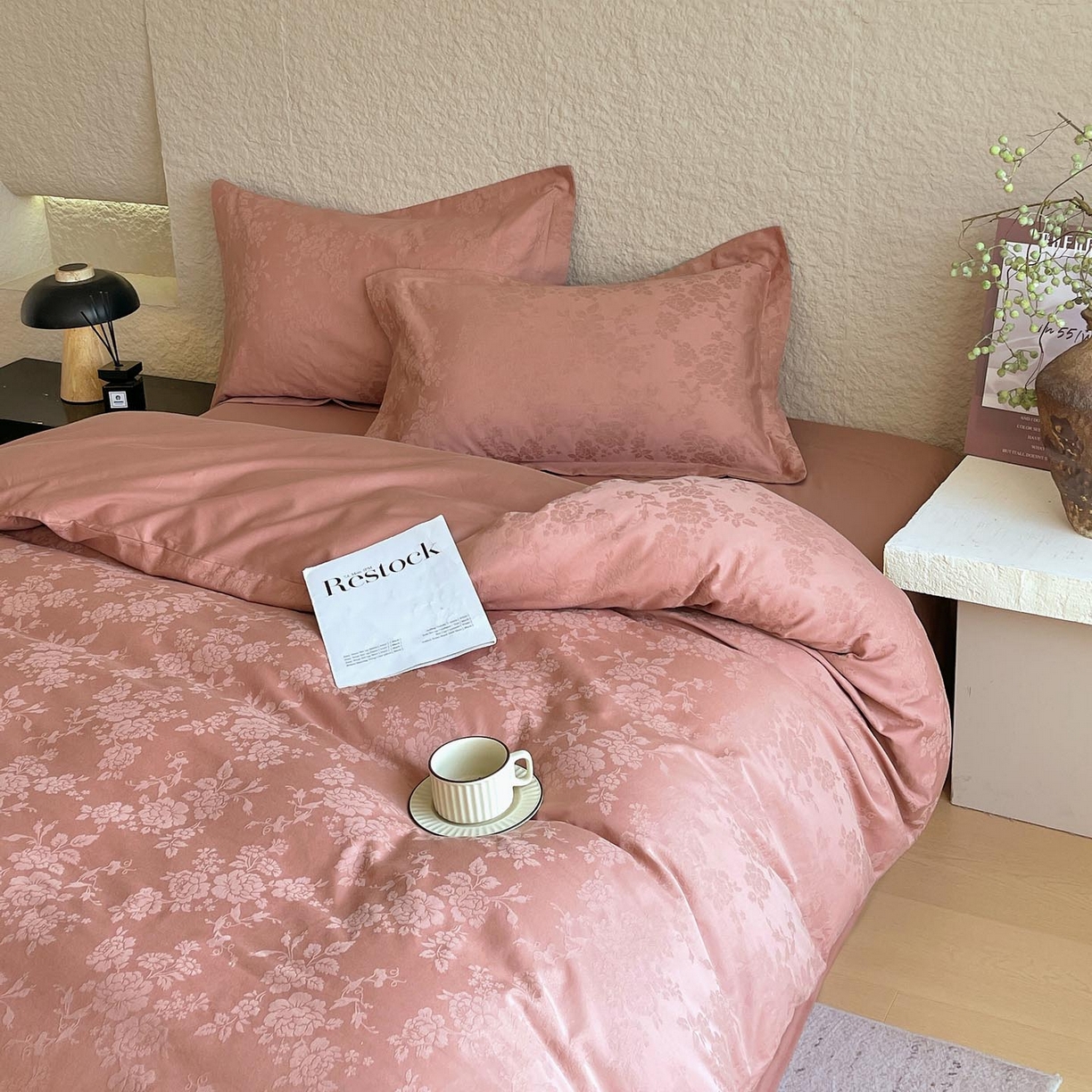 91家纺网 家纺一手货源 找家纺 宜家坊 2026新款A类全棉纯棉亮面浮雕提花四件套 山野慕色-深豆沙