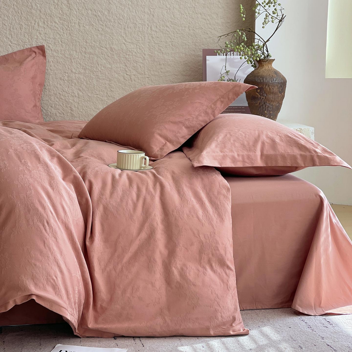 91家纺网 家纺一手货源 找家纺 宜家坊 2026新款A类全棉纯棉亮面浮雕提花四件套 山野慕色-深豆沙