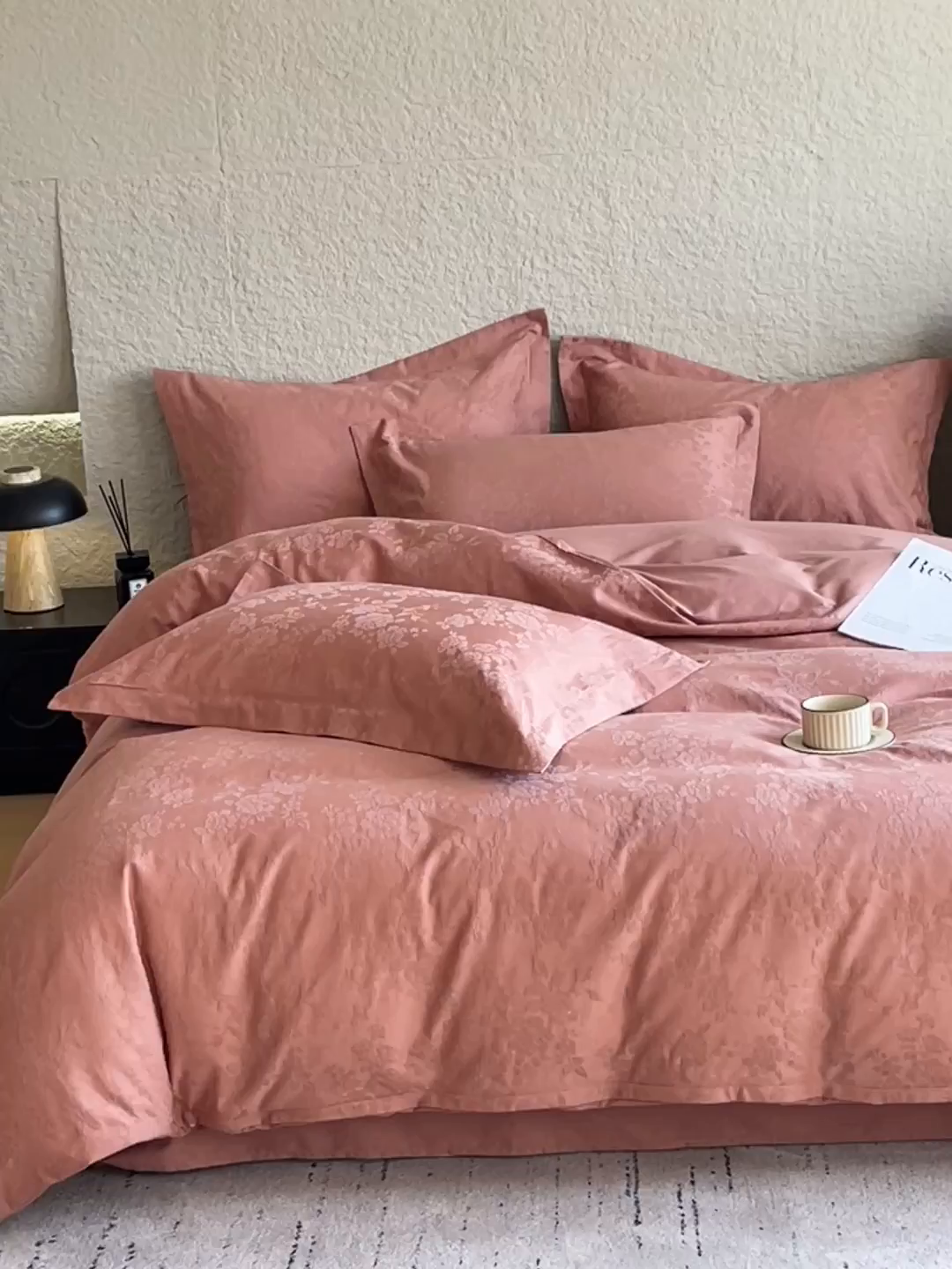 91家纺网 家纺一手货源 找家纺 宜家坊 2026新款A类全棉纯棉亮面浮雕提花四件套 山野慕色-深豆沙