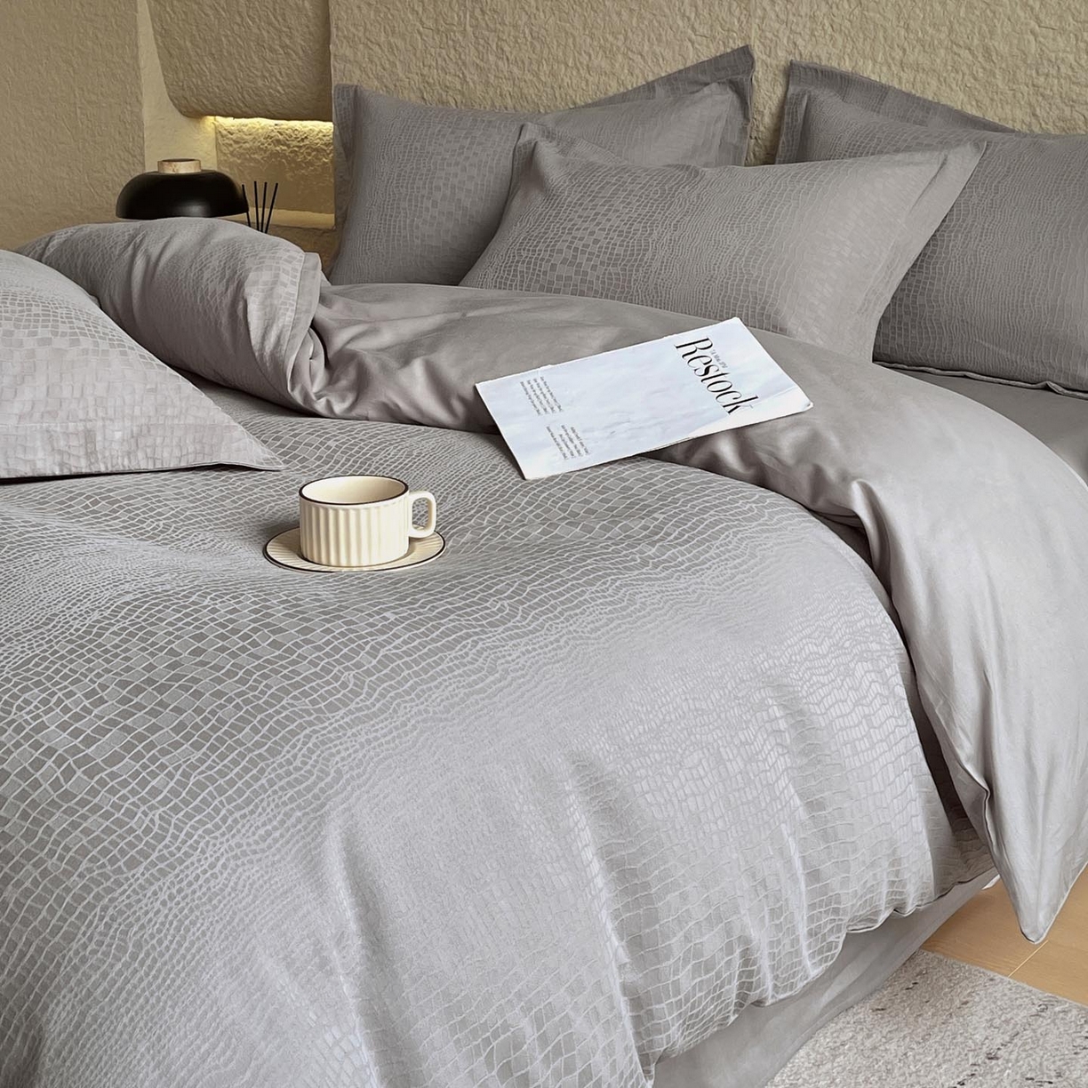 91家纺网 家纺一手货源 找家纺 宜家坊 2026新款A类全棉纯棉亮面浮雕提花四件套 石烁-太空灰