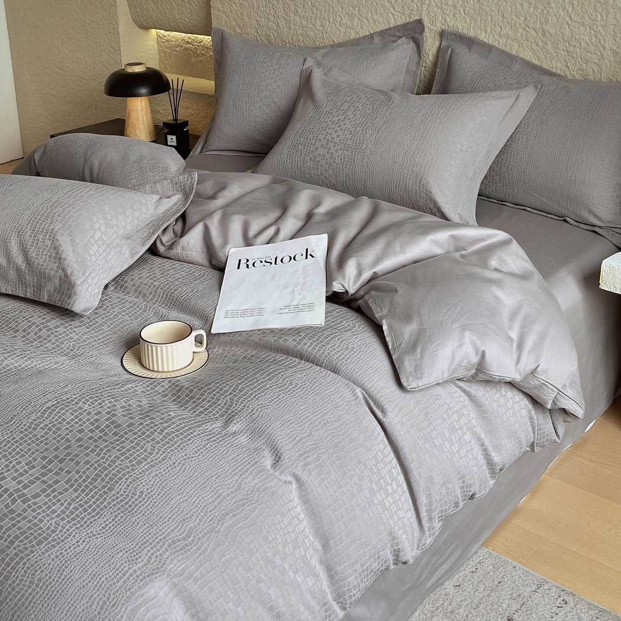 91家纺网 家纺一手货源 找家纺 宜家坊 2026新款A类全棉纯棉亮面浮雕提花四件套 石烁-太空灰